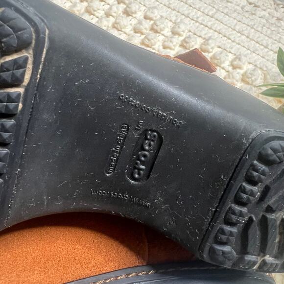 CROCS 11554 Woman 10 Fold Over Ankle Boot Suede Leather Tan Winter Buckle Boho - Picture 10 of 16